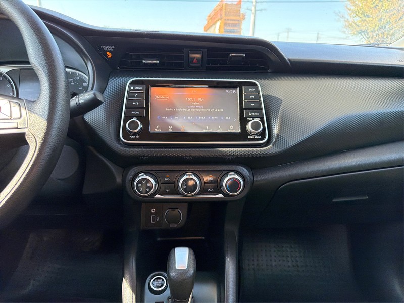 Nissan Kicks Vehicle Full-screen Gallery Image 12