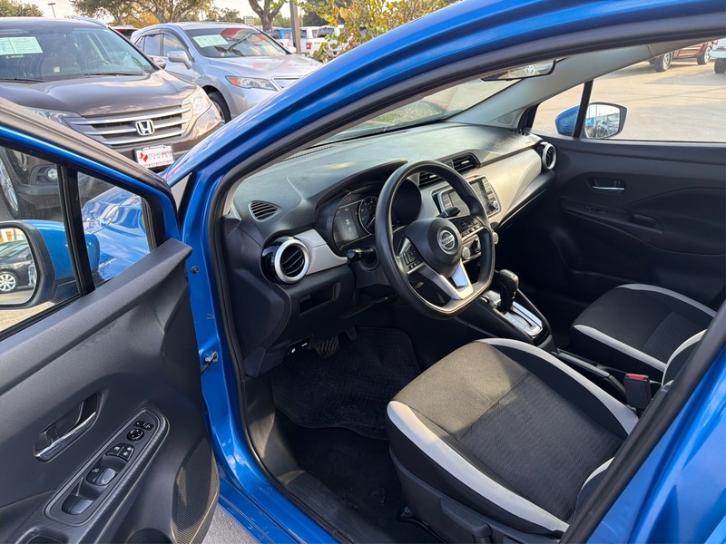 Nissan Versa Vehicle Full-screen Gallery Image 09