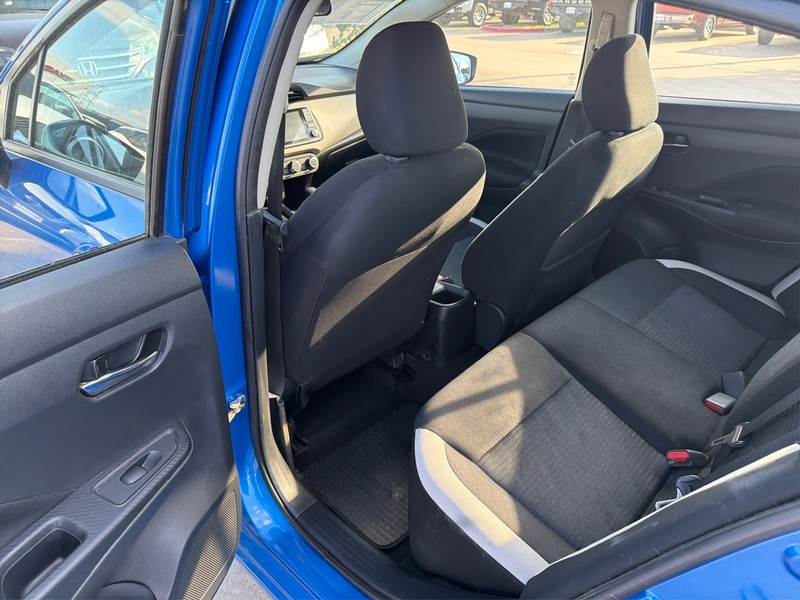 Nissan Versa Vehicle Full-screen Gallery Image 10