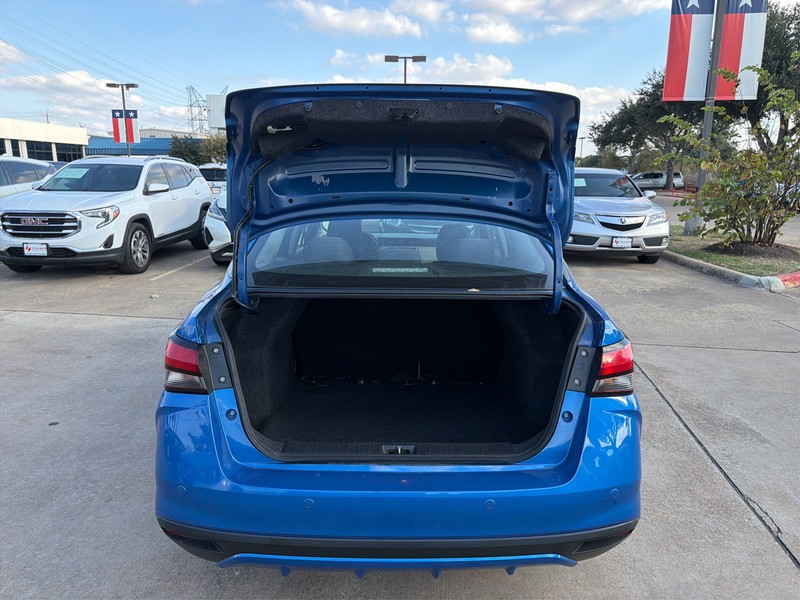 Nissan Versa Vehicle Full-screen Gallery Image 11