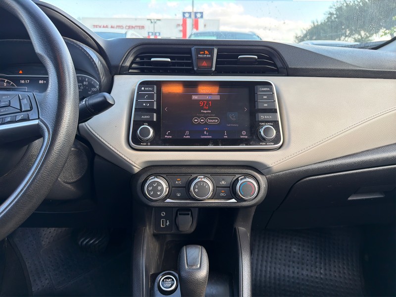 Nissan Versa Vehicle Full-screen Gallery Image 12