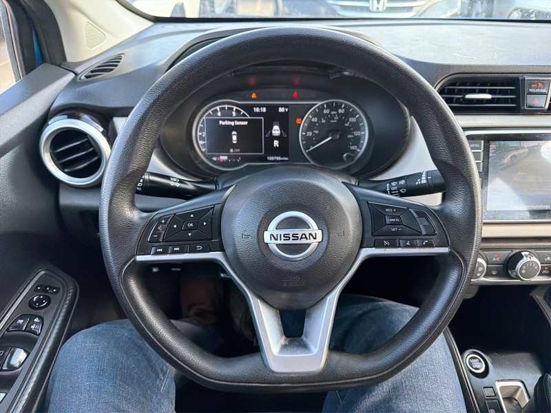 Nissan Versa Vehicle Full-screen Gallery Image 14