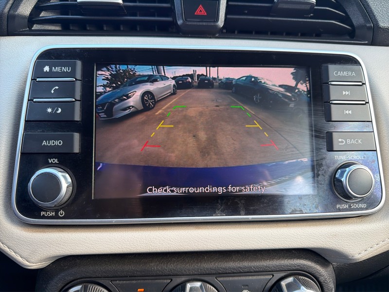 Nissan Versa Vehicle Full-screen Gallery Image 17