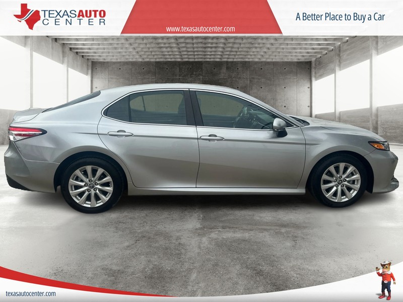 Toyota Camry Vehicle Full-screen Gallery Image 04