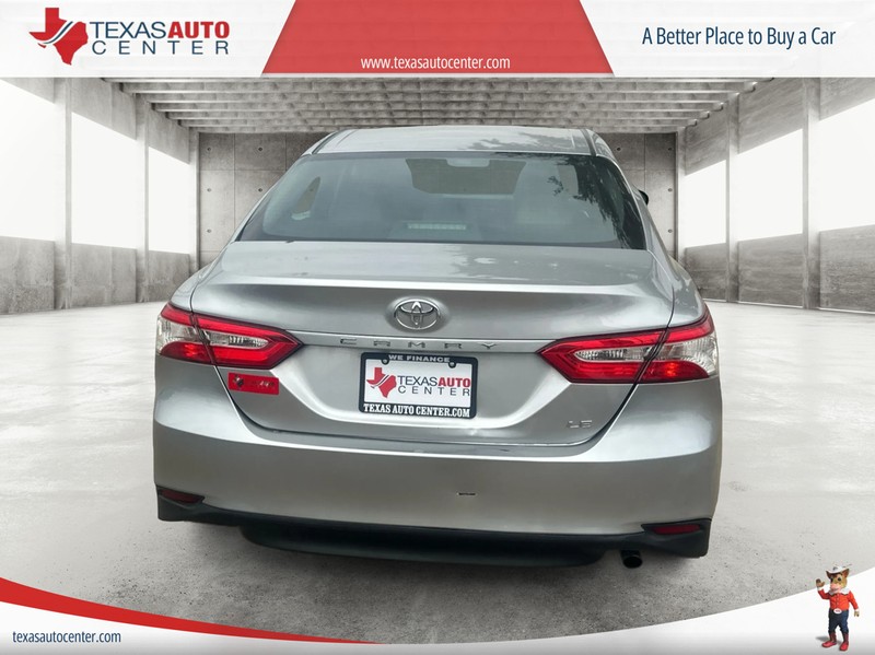 Toyota Camry Vehicle Full-screen Gallery Image 06