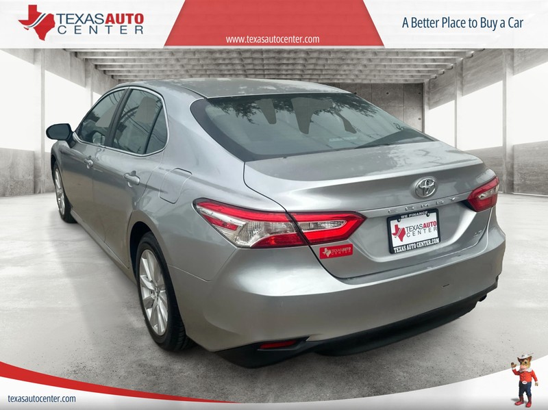 Toyota Camry Vehicle Full-screen Gallery Image 08