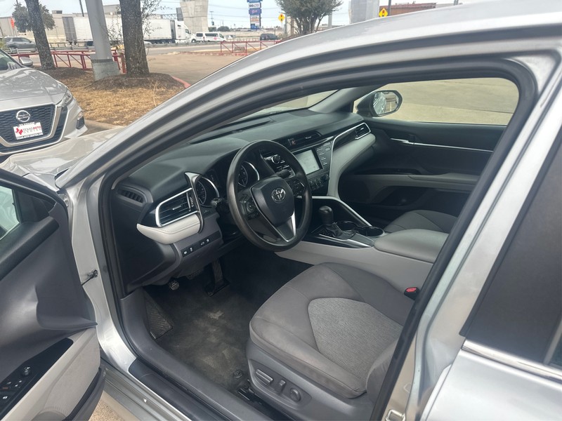 Toyota Camry Vehicle Full-screen Gallery Image 09