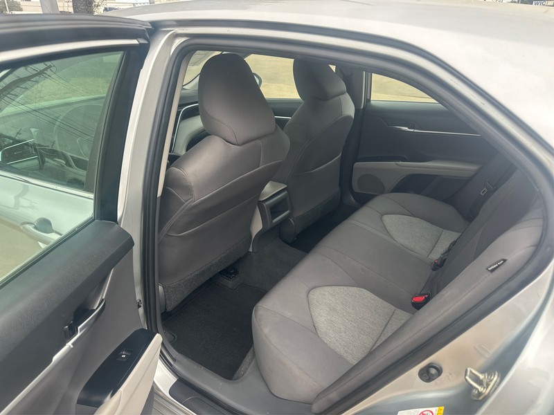 Toyota Camry Vehicle Full-screen Gallery Image 10