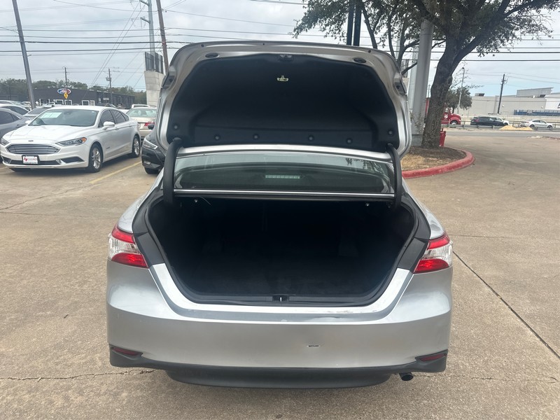 Toyota Camry Vehicle Full-screen Gallery Image 11