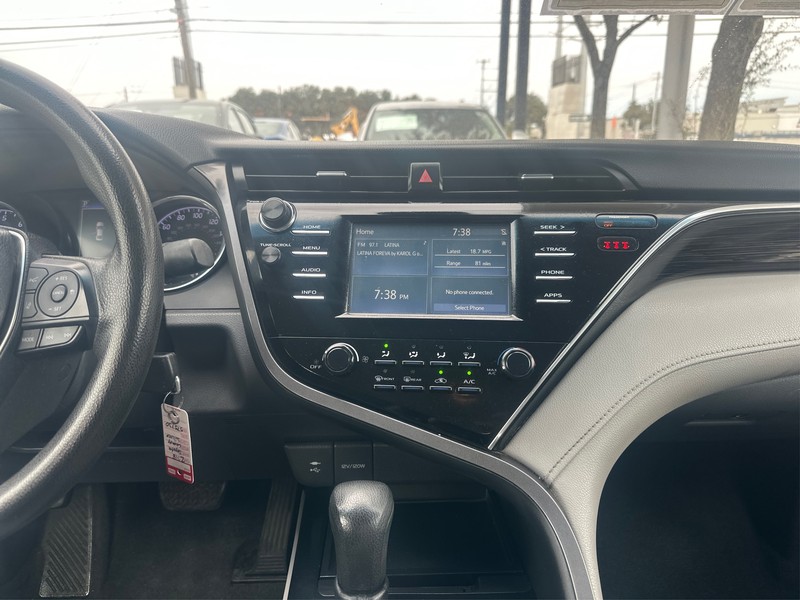 Toyota Camry Vehicle Full-screen Gallery Image 12