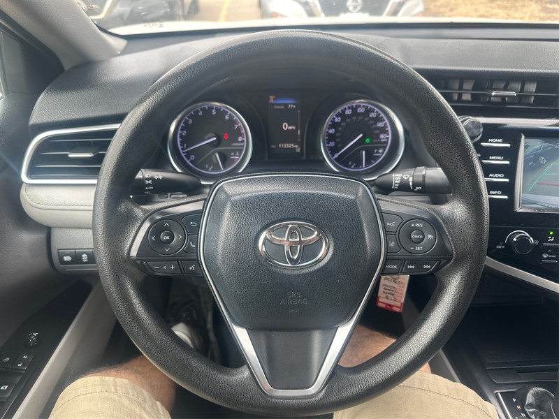 Toyota Camry Vehicle Full-screen Gallery Image 14