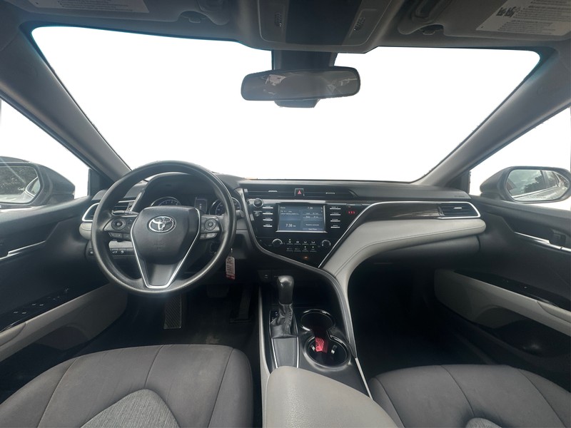 Toyota Camry Vehicle Full-screen Gallery Image 16