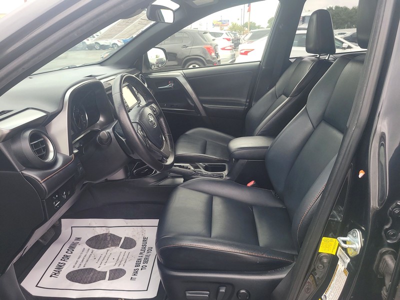 Toyota RAV4 Vehicle Full-screen Gallery Image 09