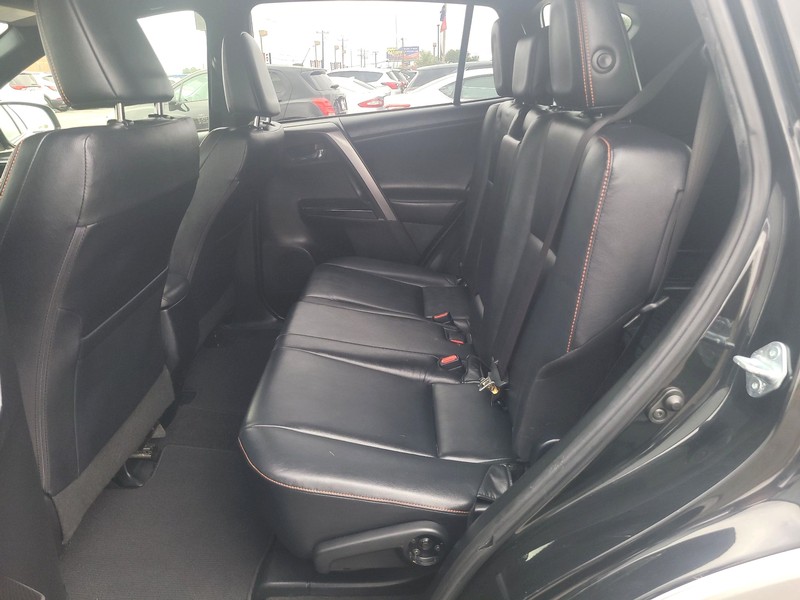 Toyota RAV4 Vehicle Full-screen Gallery Image 10