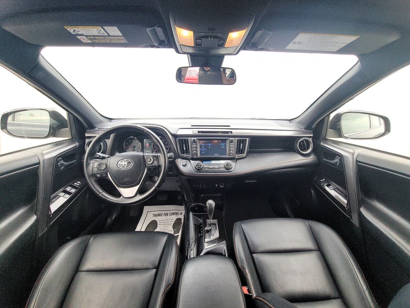 Toyota RAV4 Vehicle Full-screen Gallery Image 15