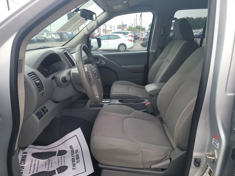 Nissan Frontier Vehicle Full-screen Gallery Image 09