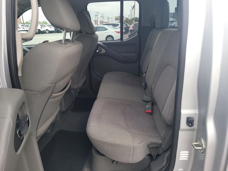 Nissan Frontier Vehicle Full-screen Gallery Image 10