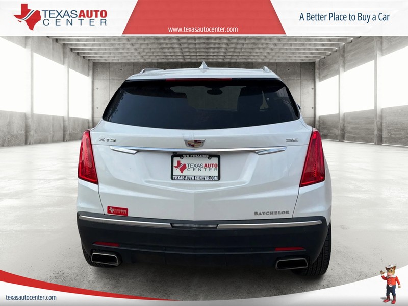 Cadillac XT5 Vehicle Full-screen Gallery Image 06