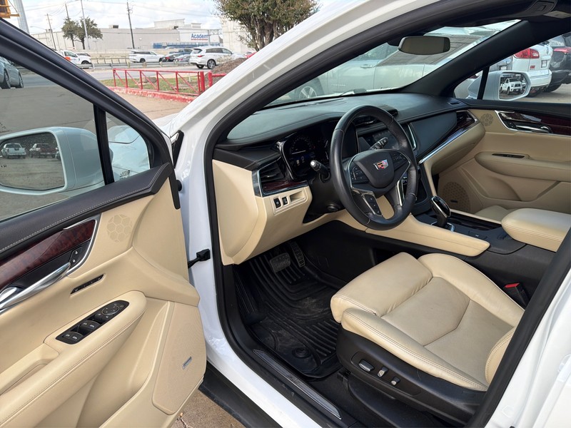 Cadillac XT5 Vehicle Full-screen Gallery Image 09