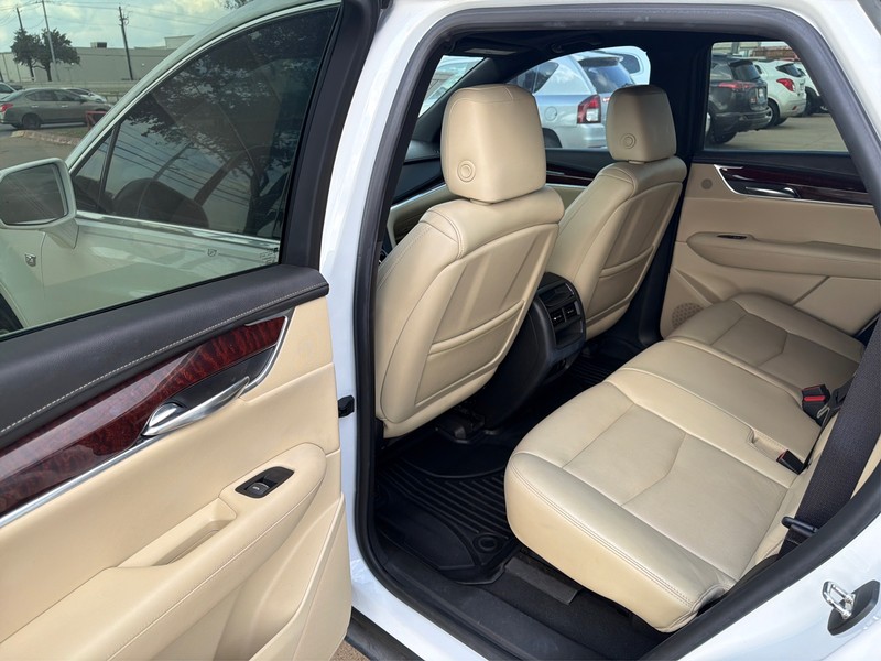 Cadillac XT5 Vehicle Full-screen Gallery Image 10