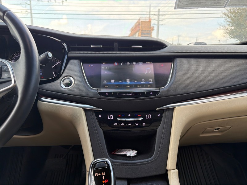 Cadillac XT5 Vehicle Full-screen Gallery Image 12