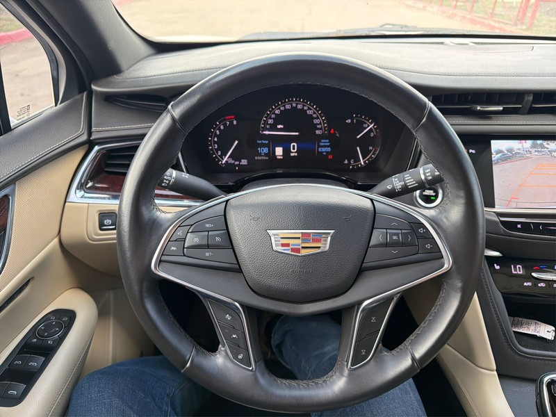 Cadillac XT5 Vehicle Full-screen Gallery Image 14