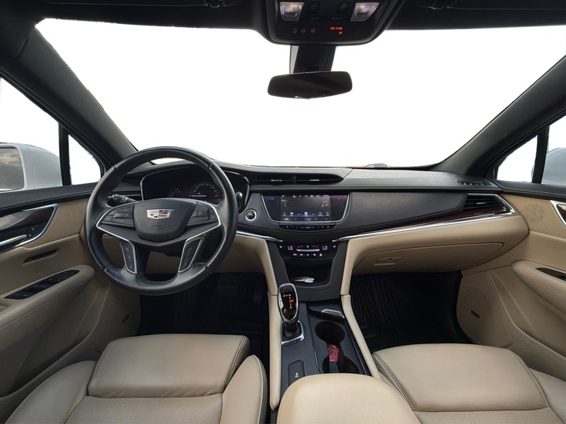 Cadillac XT5 Vehicle Full-screen Gallery Image 16