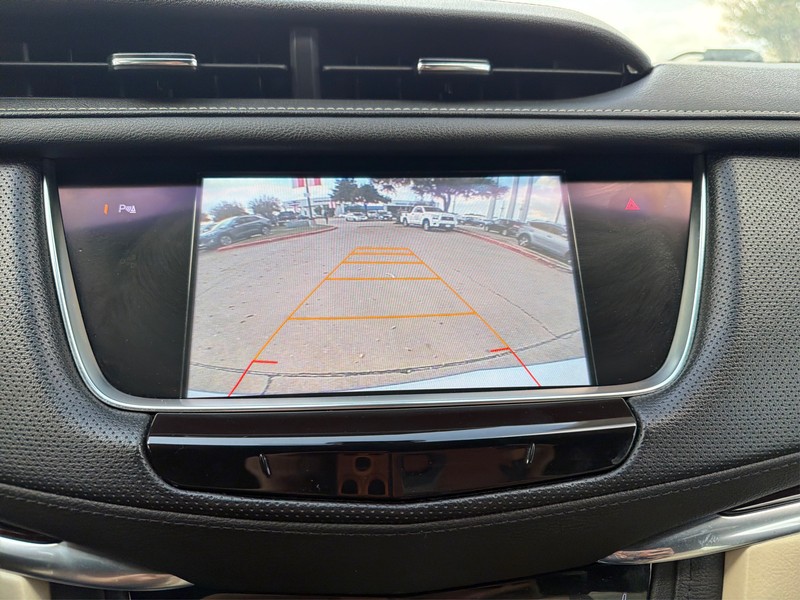 Cadillac XT5 Vehicle Full-screen Gallery Image 18