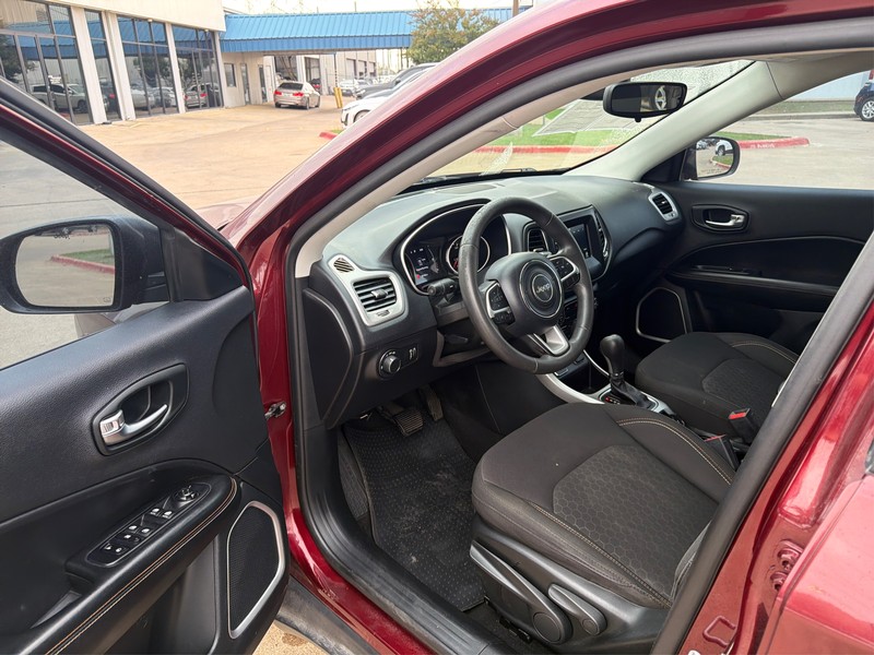 Jeep Compass Vehicle Full-screen Gallery Image 09