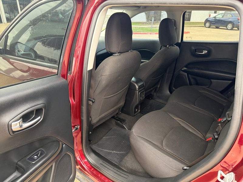 Jeep Compass Vehicle Full-screen Gallery Image 10