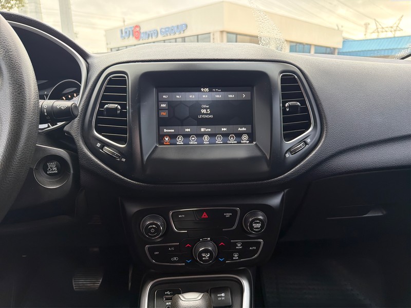 Jeep Compass Vehicle Full-screen Gallery Image 12