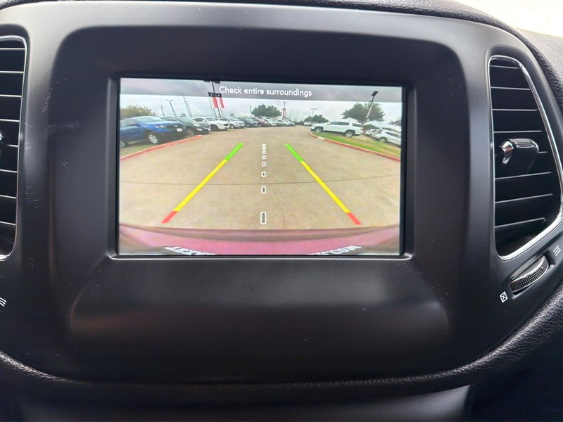 Jeep Compass Vehicle Full-screen Gallery Image 17