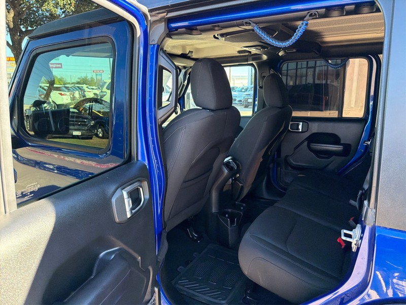 Jeep Wrangler Unlimited Vehicle Full-screen Gallery Image 10