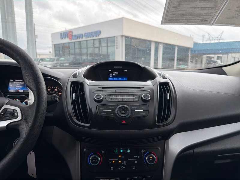 Ford Escape Vehicle Full-screen Gallery Image 12