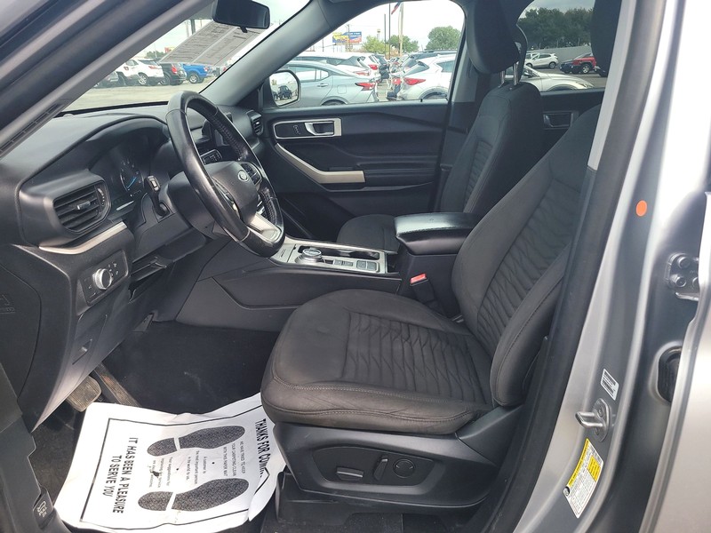 Ford Explorer Vehicle Full-screen Gallery Image 09