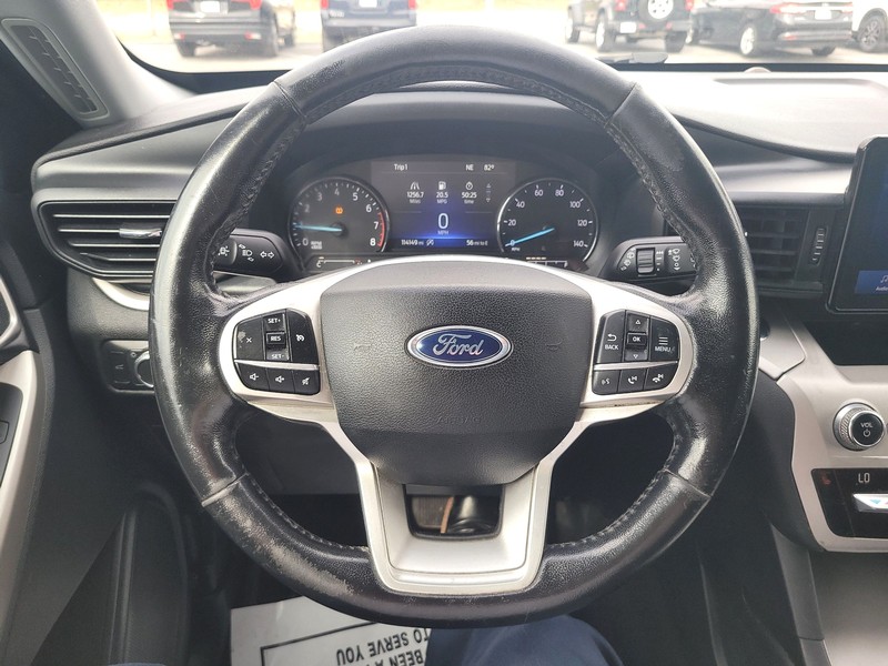 Ford Explorer Vehicle Full-screen Gallery Image 14