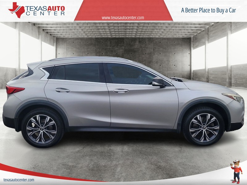 INFINITI QX30 Vehicle Full-screen Gallery Image 04