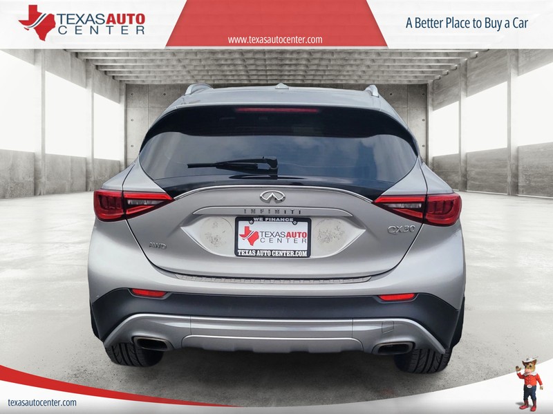 INFINITI QX30 Vehicle Full-screen Gallery Image 06