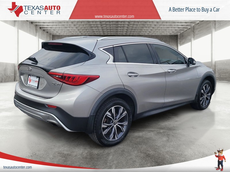 INFINITI QX30 Vehicle Full-screen Gallery Image 07