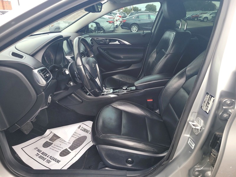 INFINITI QX30 Vehicle Full-screen Gallery Image 09