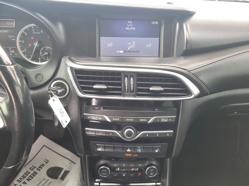 INFINITI QX30 Vehicle Full-screen Gallery Image 11