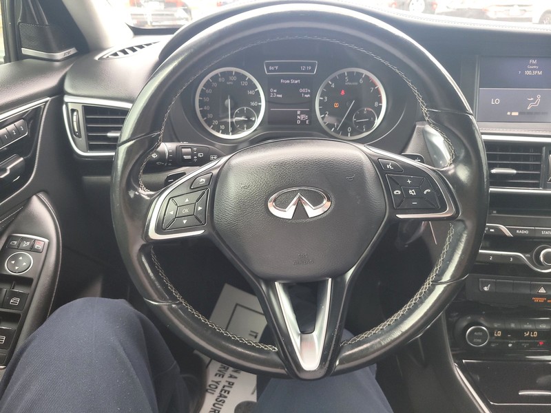 INFINITI QX30 Vehicle Full-screen Gallery Image 13