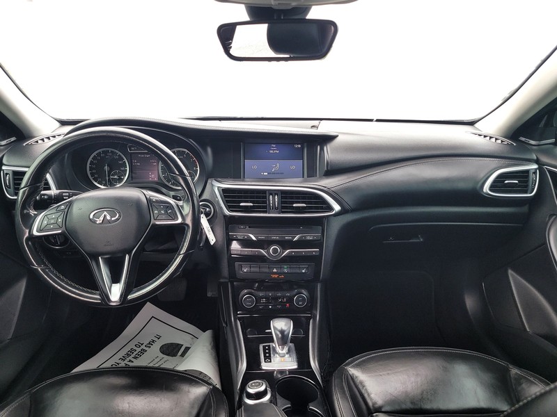 INFINITI QX30 Vehicle Full-screen Gallery Image 15
