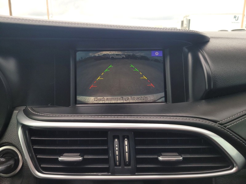 INFINITI QX30 Vehicle Full-screen Gallery Image 16