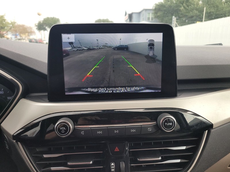 Ford Escape Vehicle Full-screen Gallery Image 16