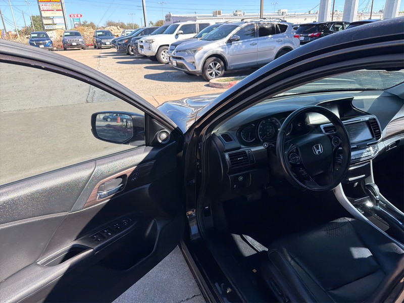 Honda Accord Sedan Vehicle Full-screen Gallery Image 09