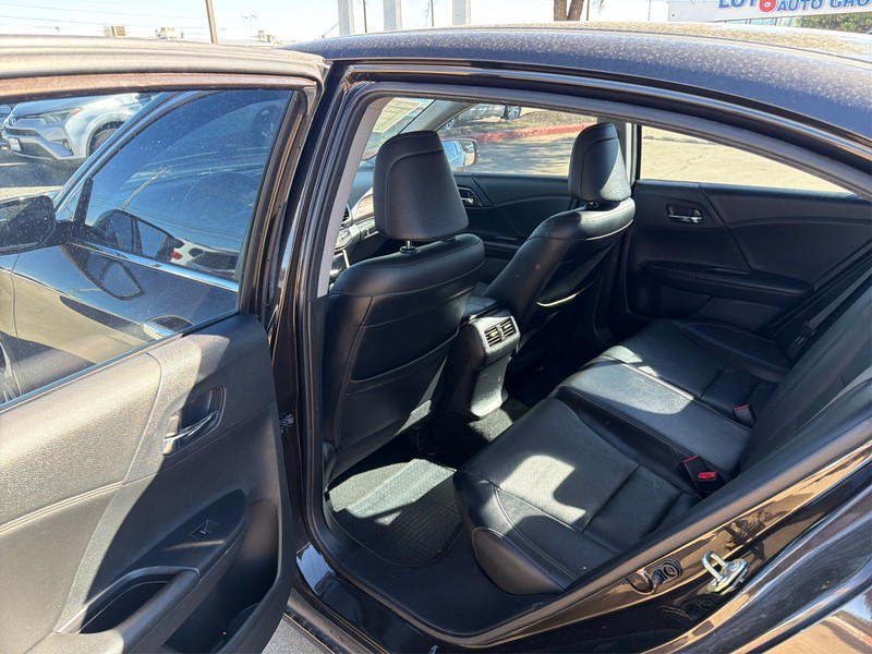 Honda Accord Sedan Vehicle Full-screen Gallery Image 10