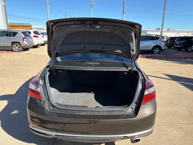 Honda Accord Sedan Vehicle Full-screen Gallery Image 11