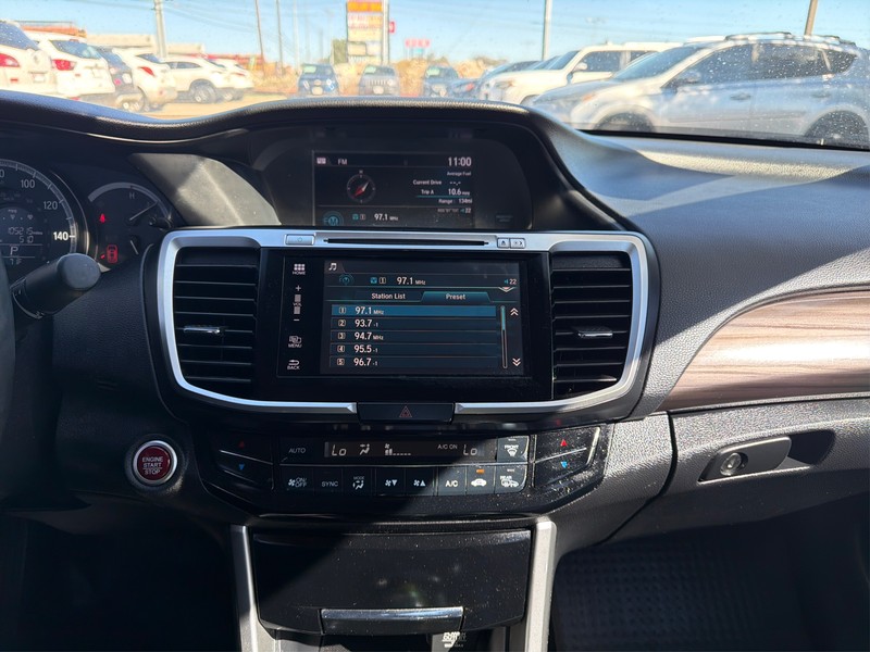 Honda Accord Sedan Vehicle Full-screen Gallery Image 12