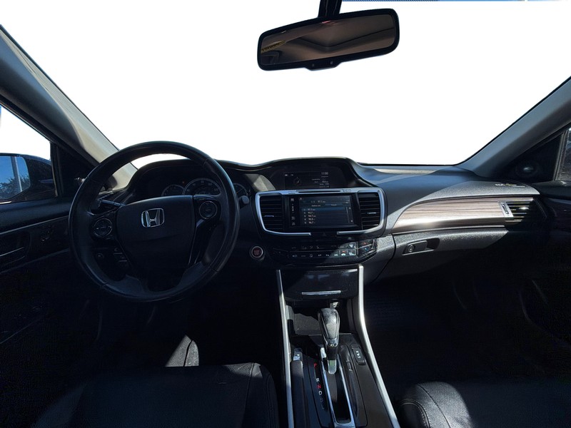 Honda Accord Sedan Vehicle Full-screen Gallery Image 15